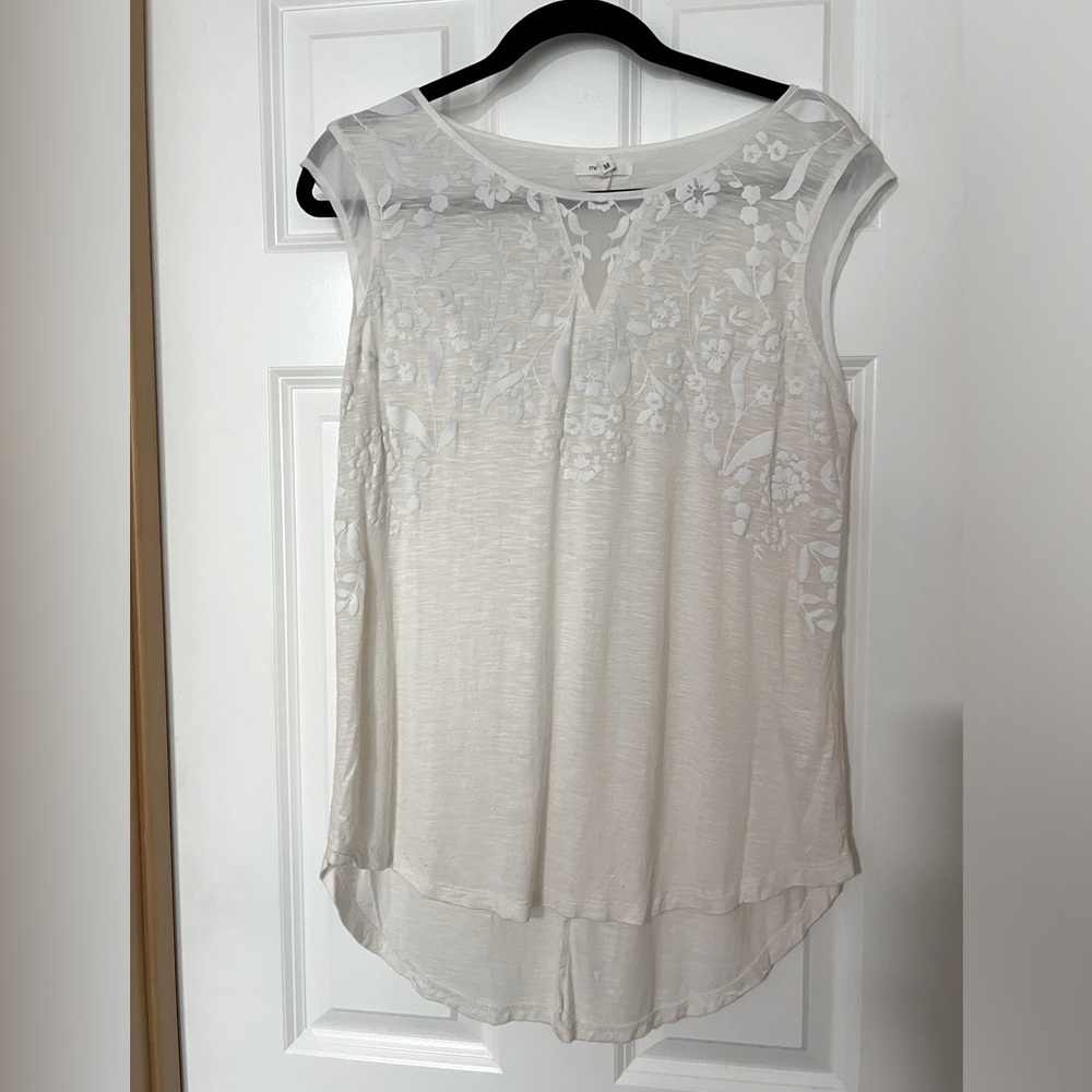 Maurices cap sleeve tank in light weathered cream with floral design. Like new
